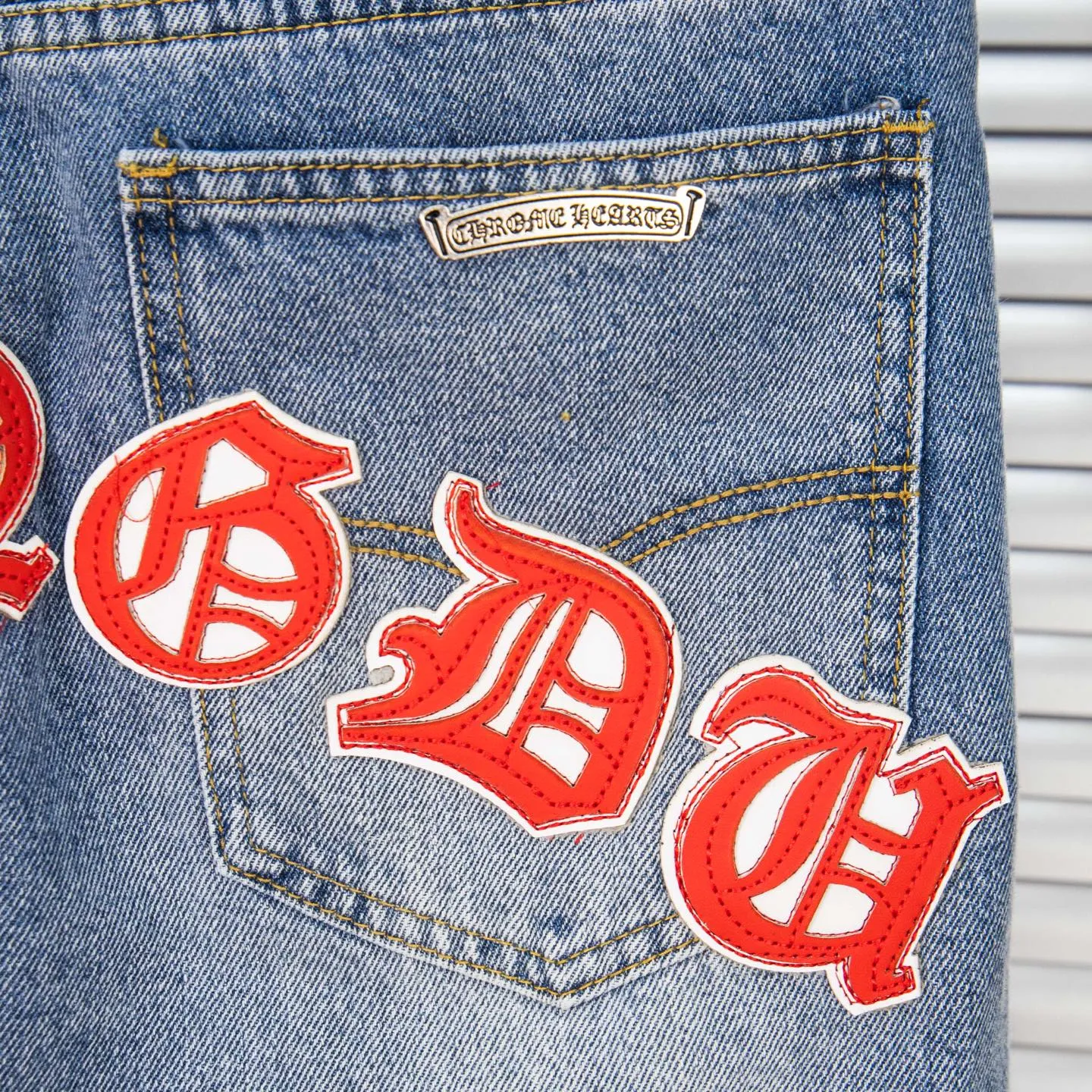 P260 Chrome Hearts Light Blue Pants Sanskrit Red and White Leather Jeans CH jeans need to be washed and then dismantled and hand-stitched with sheepskin cross leather and then spliced ​​together. The whole piece has too many craftsmanship to explain. The patchwork cross pattern is embellished, and the high-waisted washed jeans! ! Absolutely high-end luxury products, god-level single products and super popular products, made with top heavy industry, a must-see magic weapon. Customized hardware. The fabric is thick and soft after washing. It has good breathability. Customized small leather label. Unique design. The details are simple and elegant, and the workmanship is exquisite. The entire trousers are neatly routed and the details are in place! It’s so cool that both men and women can easily control the genderless trend! Style number: 1802# Color: blue Size: 28 30 32 34